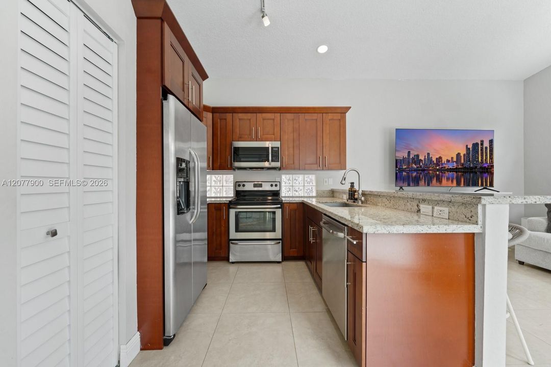 Под контрактом: $685,000 (3 спален, 2 ванн, 1893 Квадратных фут)