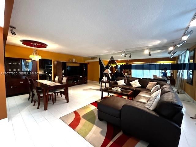 For Sale: $345,000 (2 beds, 2 baths, 1344 Square Feet)