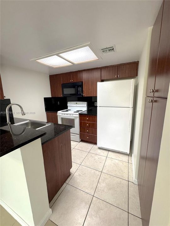 For Rent: $1,850 (2 beds, 2 baths, 910 Square Feet)