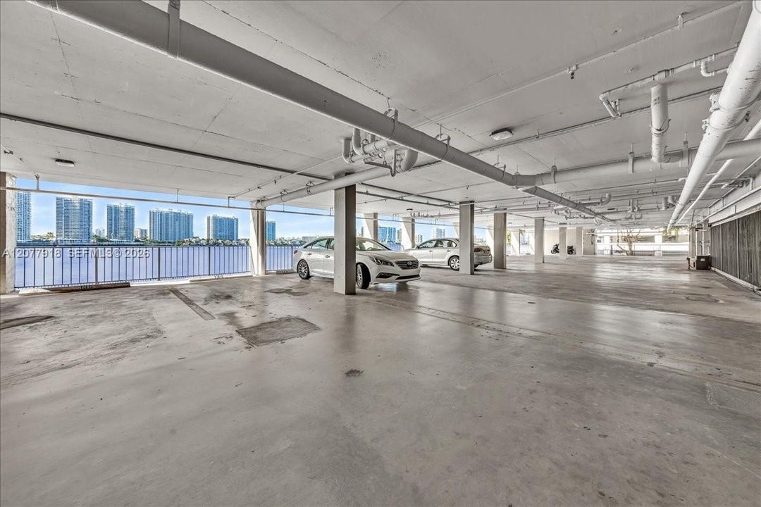 For Sale: $349,900 (1 beds, 1 baths, 880 Square Feet)