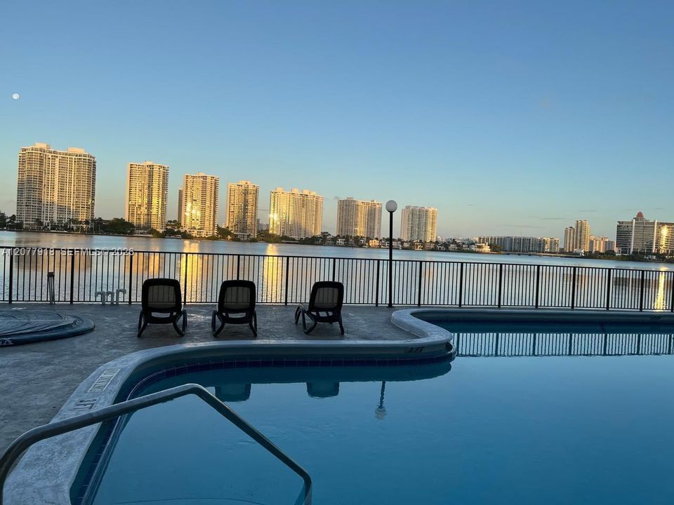For Sale: $349,900 (1 beds, 1 baths, 880 Square Feet)