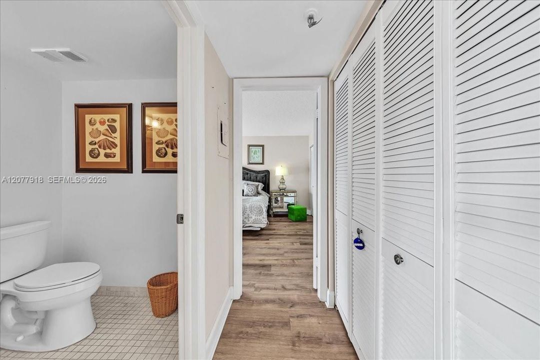 For Sale: $349,900 (1 beds, 1 baths, 880 Square Feet)