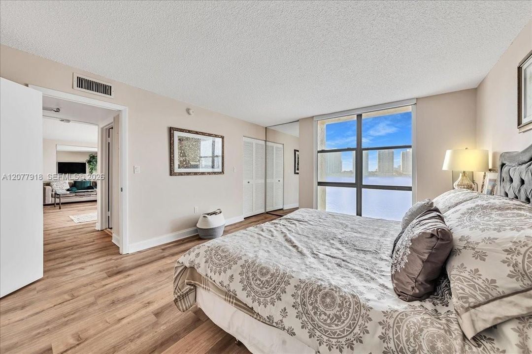 For Sale: $349,900 (1 beds, 1 baths, 880 Square Feet)