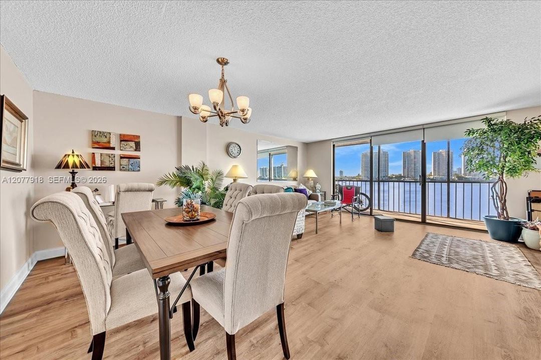 For Sale: $349,900 (1 beds, 1 baths, 880 Square Feet)