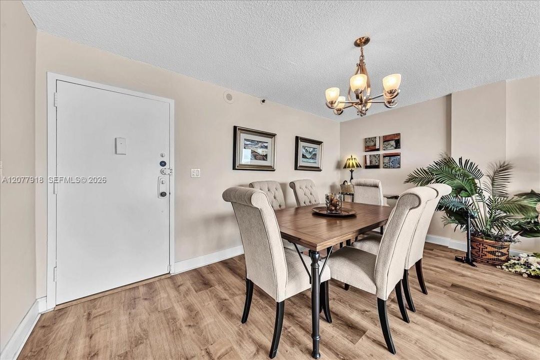 For Sale: $349,900 (1 beds, 1 baths, 880 Square Feet)