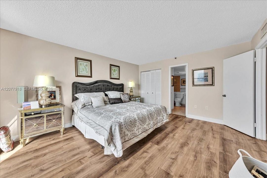 For Sale: $349,900 (1 beds, 1 baths, 880 Square Feet)