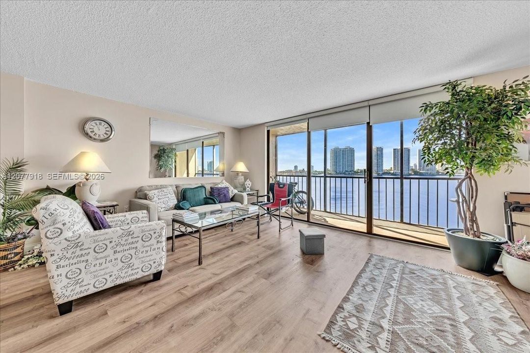 For Sale: $349,900 (1 beds, 1 baths, 880 Square Feet)