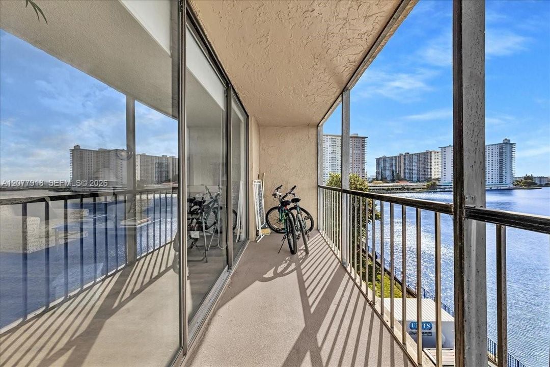 For Sale: $349,900 (1 beds, 1 baths, 880 Square Feet)
