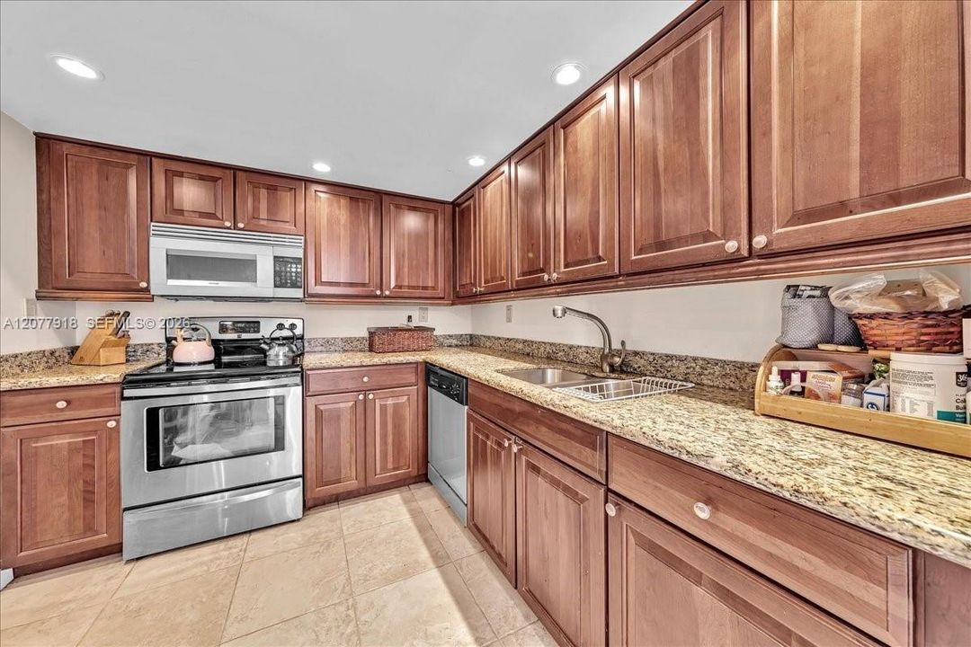 For Sale: $349,900 (1 beds, 1 baths, 880 Square Feet)