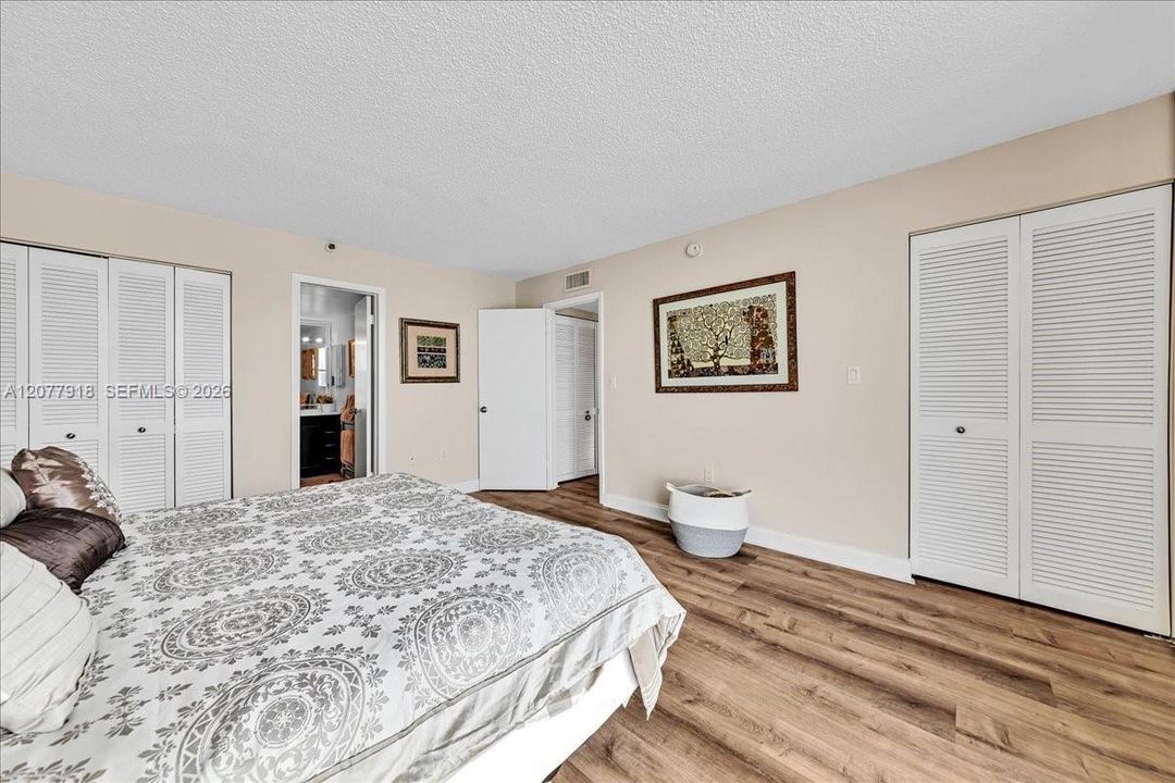 For Sale: $349,900 (1 beds, 1 baths, 880 Square Feet)