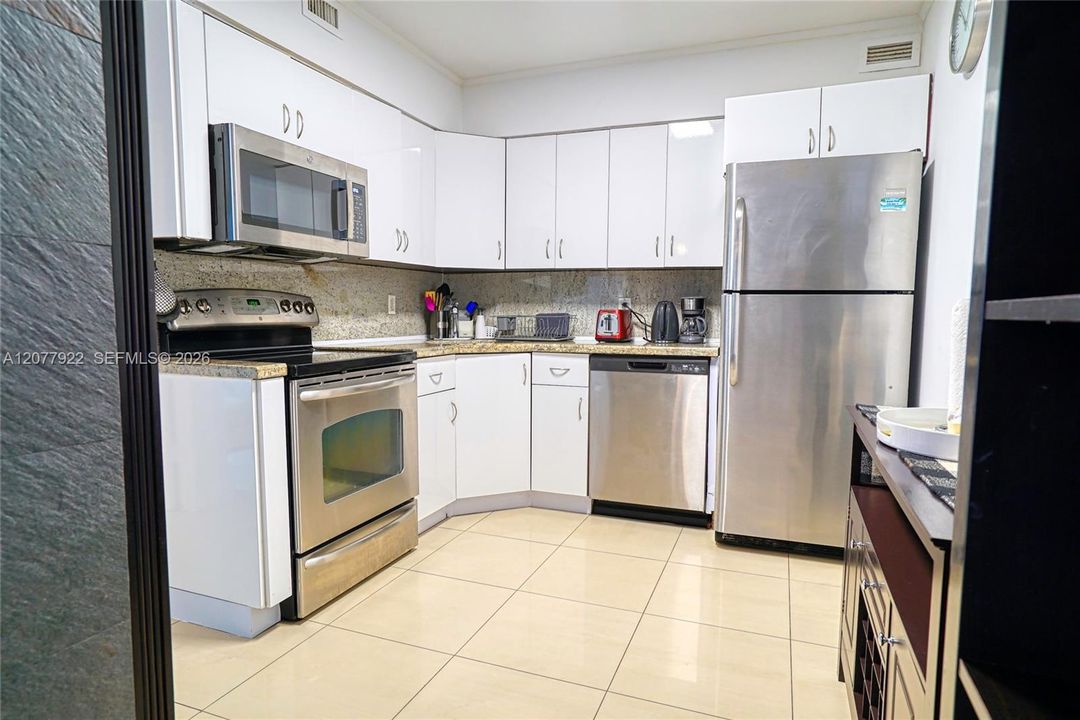 For Sale: $800,000 (2 beds, 2 baths, 1040 Square Feet)