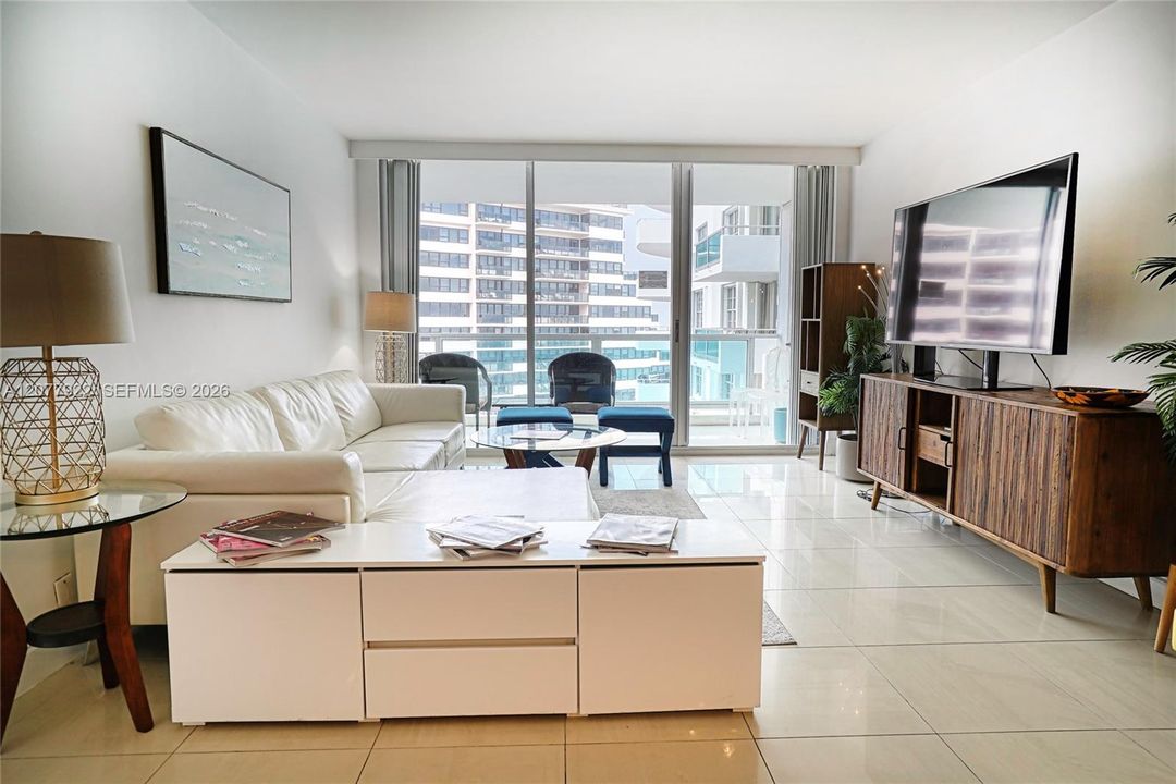 For Sale: $800,000 (2 beds, 2 baths, 1040 Square Feet)