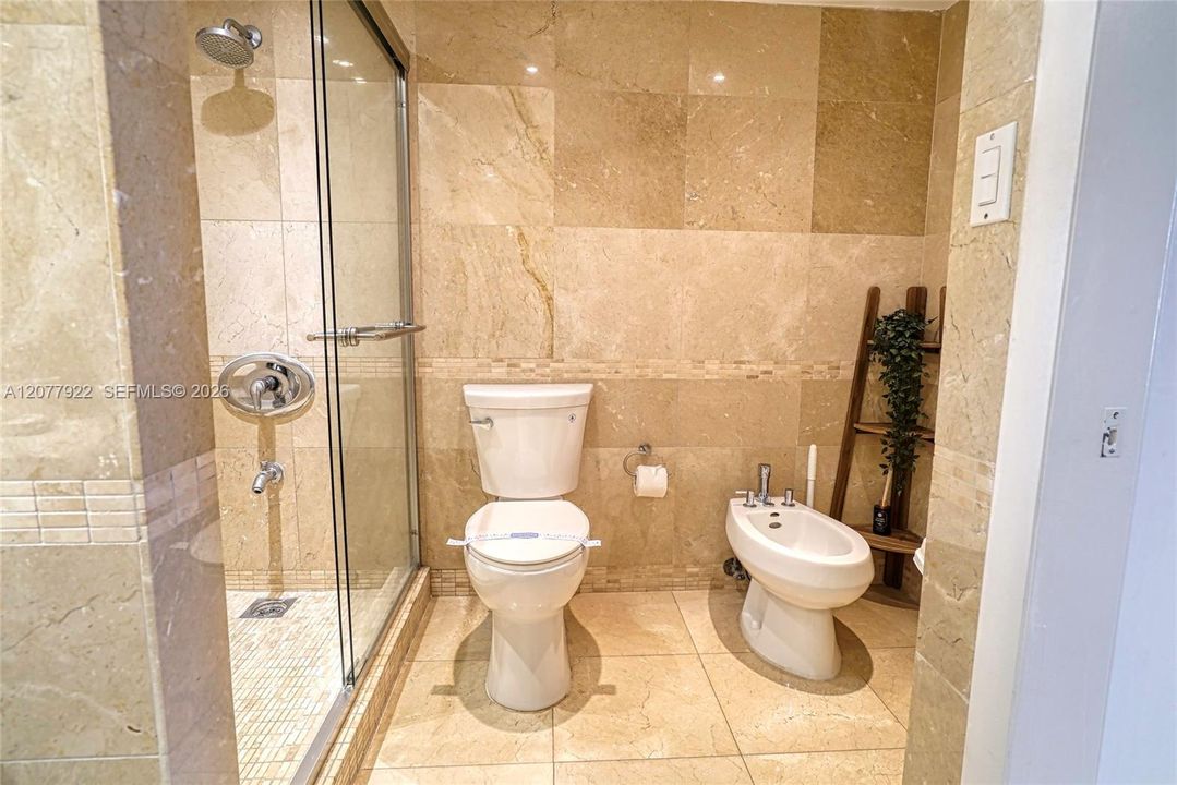 For Sale: $800,000 (2 beds, 2 baths, 1040 Square Feet)