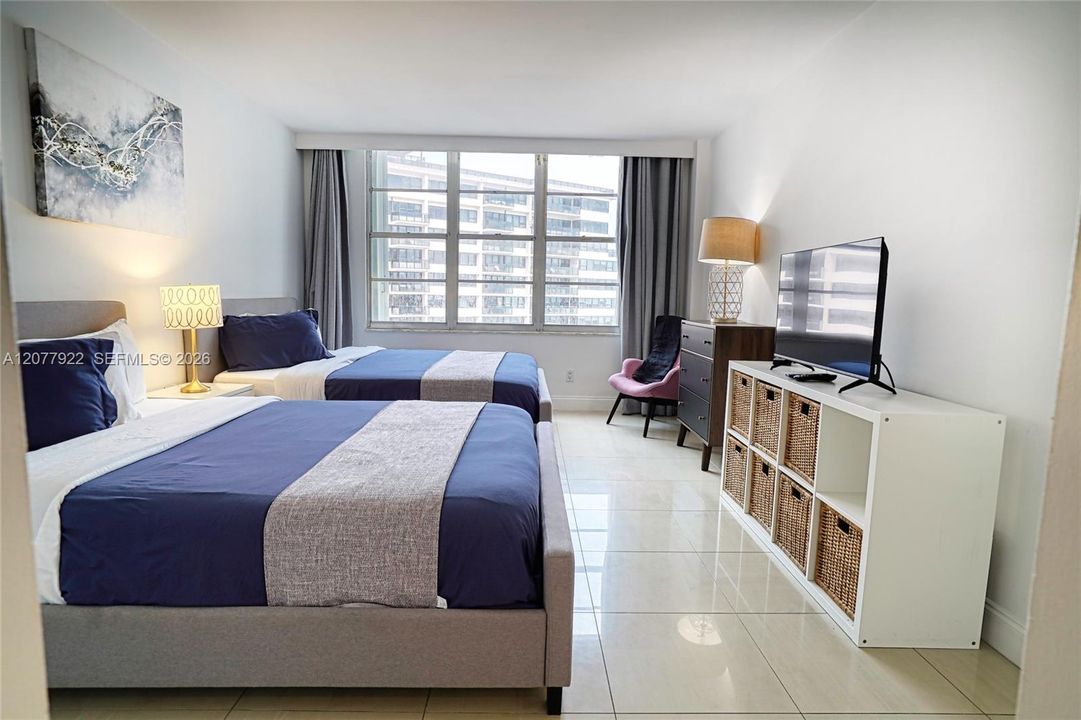 For Sale: $800,000 (2 beds, 2 baths, 1040 Square Feet)