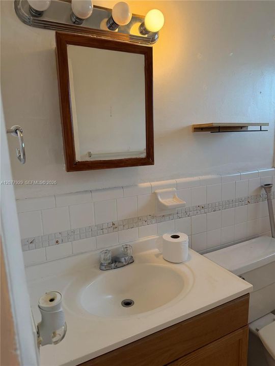 Activo con contrato: $1,400 (1 camas, 1 baños, 7464 Pies cuadrados)