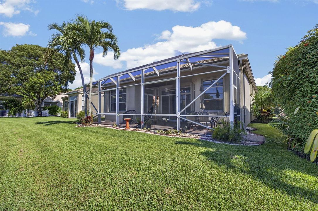 Beautifull Back yard with privacy