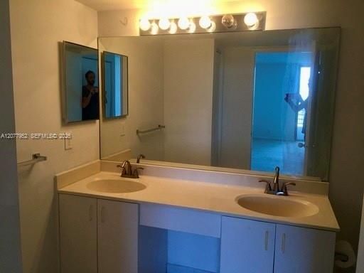 For Sale: $289,000 (1 beds, 1 baths, 910 Square Feet)