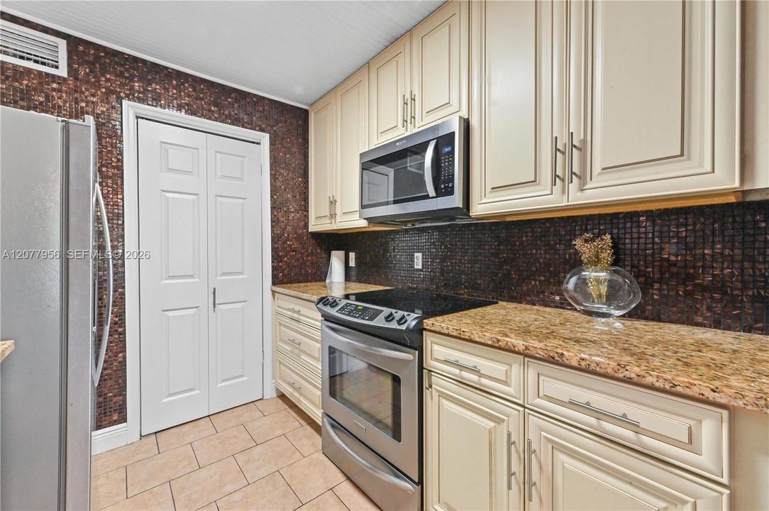 En Venta: $240,000 (2 camas, 2 baños, 1256 Pies cuadrados)