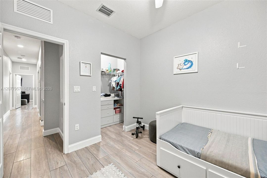 En Venta: $565,000 (4 camas, 2 baños, 1587 Pies cuadrados)