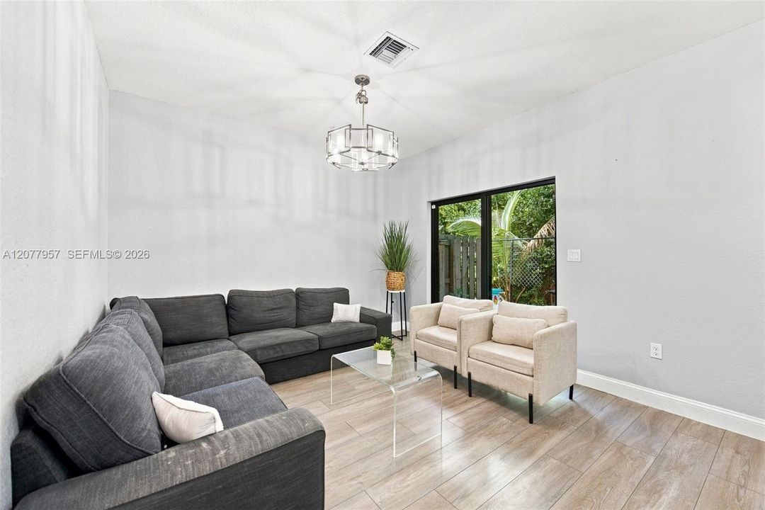 En Venta: $565,000 (4 camas, 2 baños, 1587 Pies cuadrados)