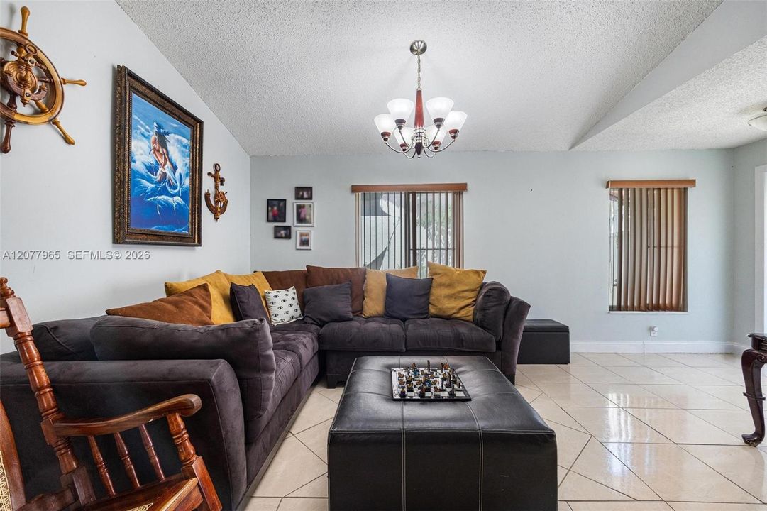 En Venta: $649,999 (4 camas, 2 baños, 1735 Pies cuadrados)