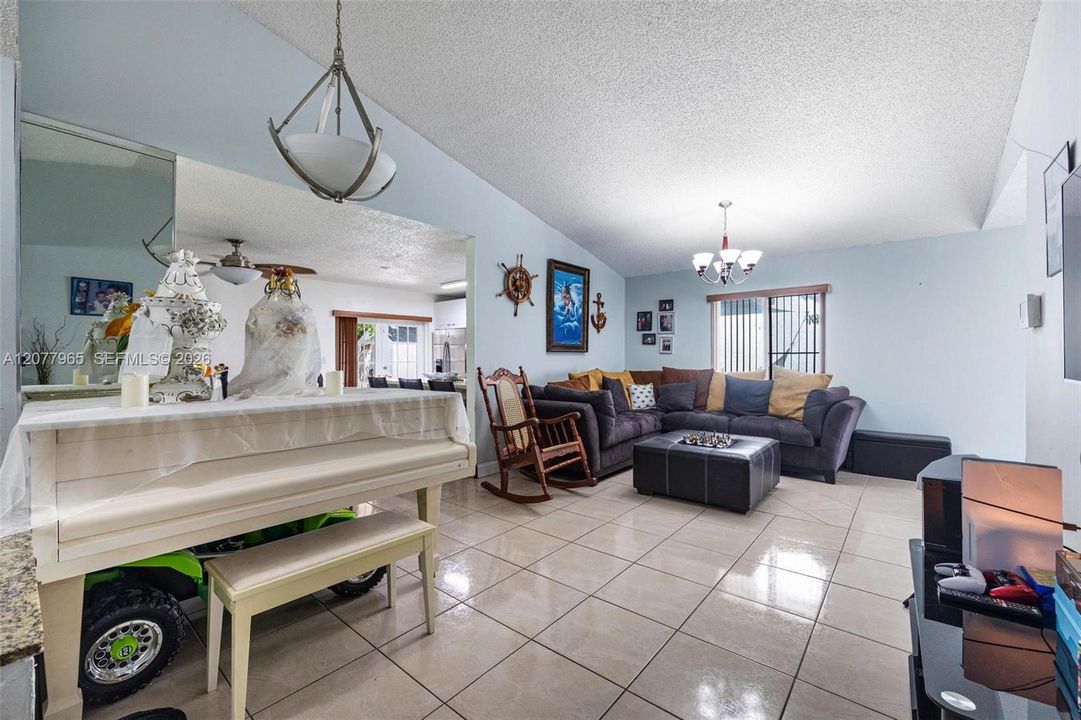 En Venta: $649,999 (4 camas, 2 baños, 1735 Pies cuadrados)