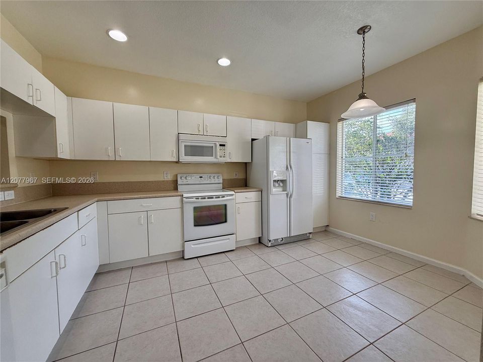 For Rent: $2,900 (3 beds, 2 baths, 1306 Square Feet)