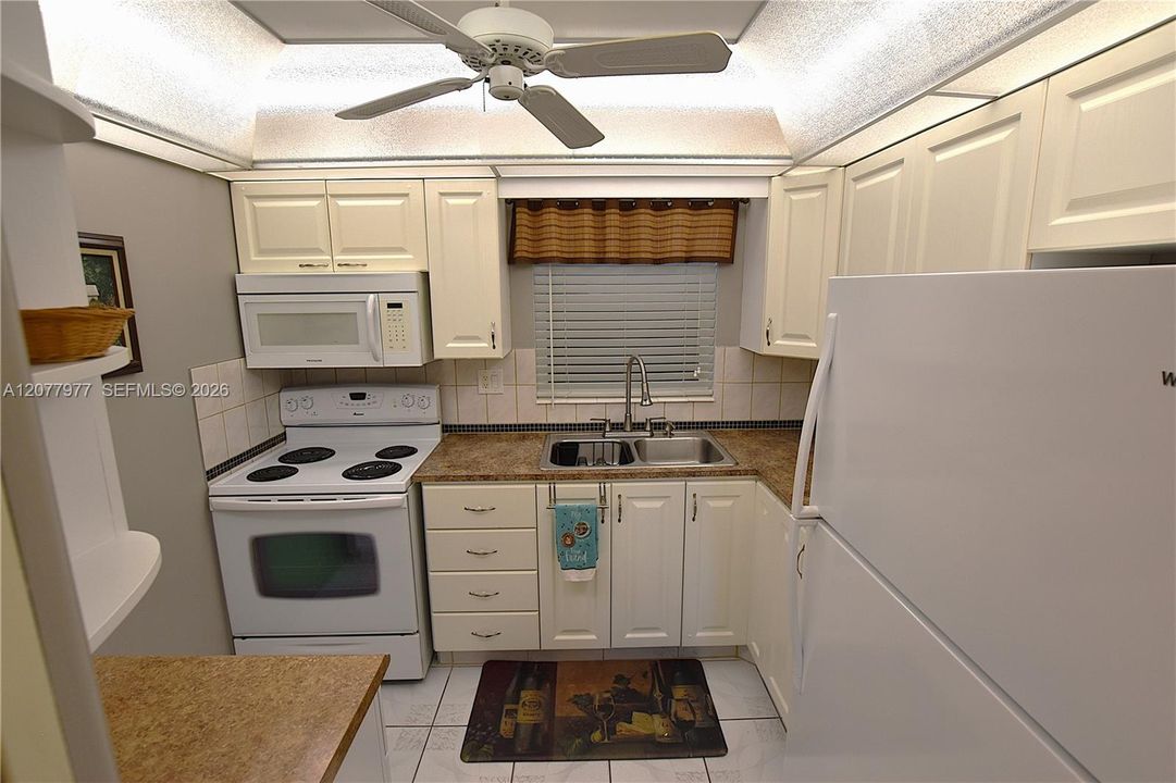 For Sale: $108,000 (1 beds, 1 baths, 662 Square Feet)