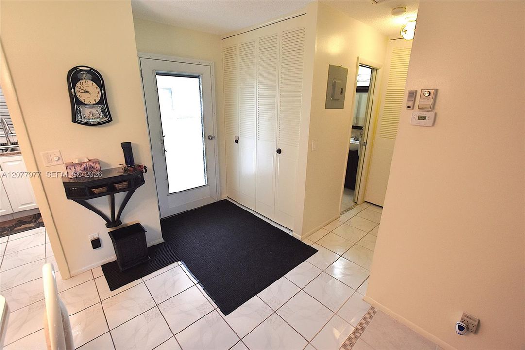 For Sale: $108,000 (1 beds, 1 baths, 662 Square Feet)