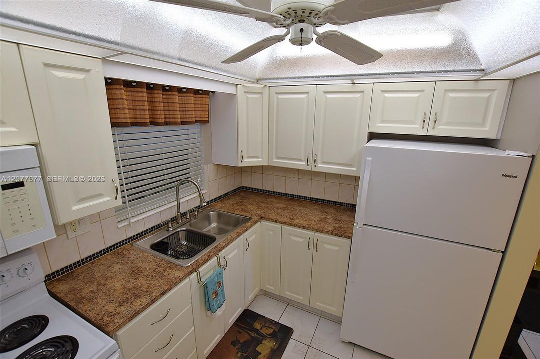 For Sale: $108,000 (1 beds, 1 baths, 662 Square Feet)