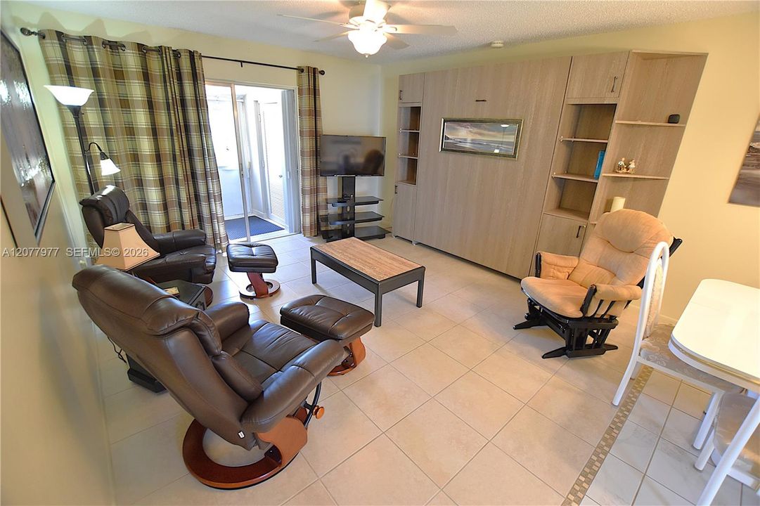 For Sale: $108,000 (1 beds, 1 baths, 662 Square Feet)