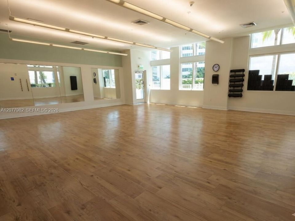 For Rent: $8,900 (3 beds, 2 baths, 1936 Square Feet)