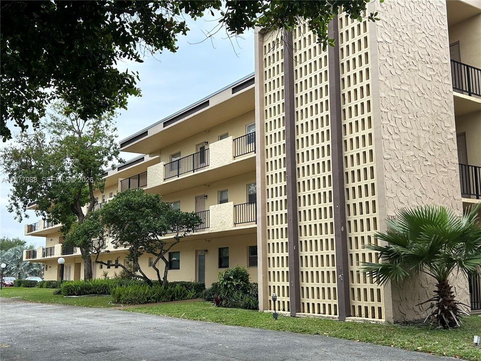 For Rent: $1,600 (1 beds, 1 baths, 730 Square Feet)