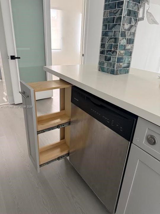 For Rent: $3,200 (3 beds, 1 baths, 2225 Square Feet)