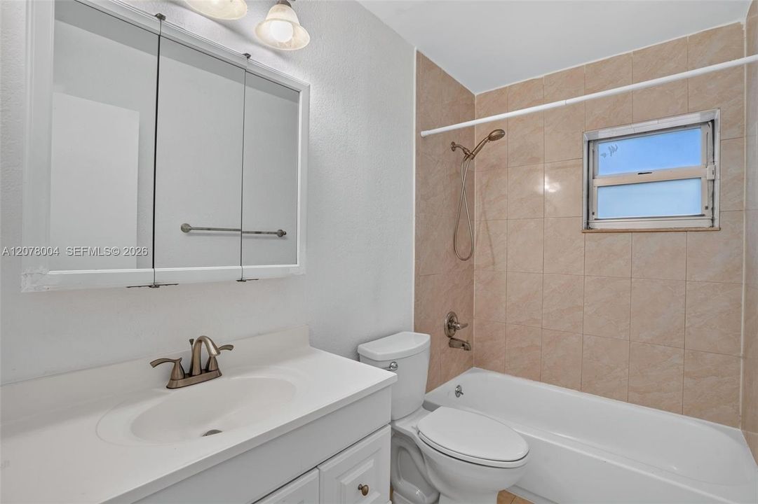 На продажу: $275,000 (2 спален, 1 ванн, 952 Квадратных фут)