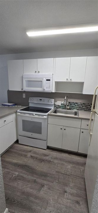 For Rent: $2,200 (2 beds, 1 baths, 868 Square Feet)