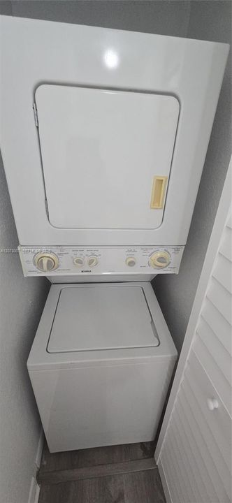 For Rent: $2,200 (2 beds, 1 baths, 868 Square Feet)
