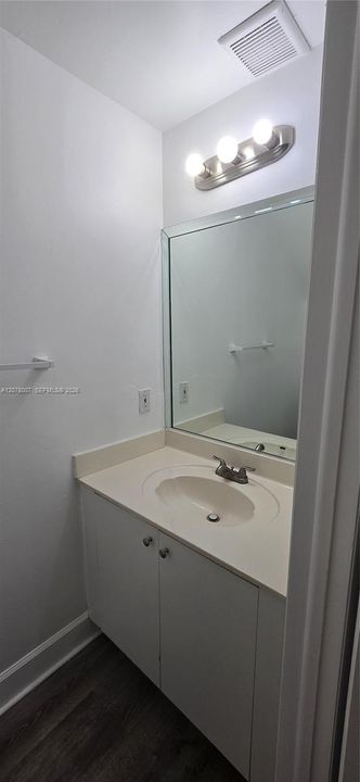 For Rent: $2,200 (2 beds, 1 baths, 868 Square Feet)