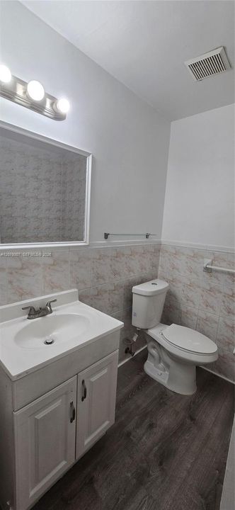 For Rent: $2,200 (2 beds, 1 baths, 868 Square Feet)