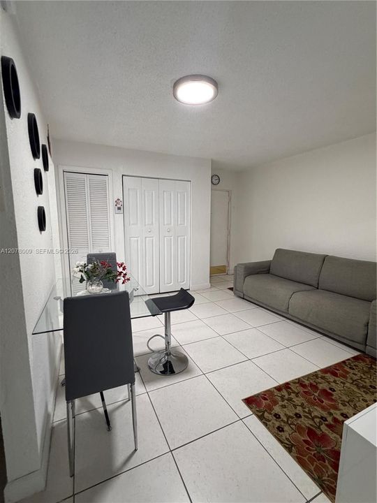 For Rent: $2,200 (2 beds, 1 baths, 660 Square Feet)