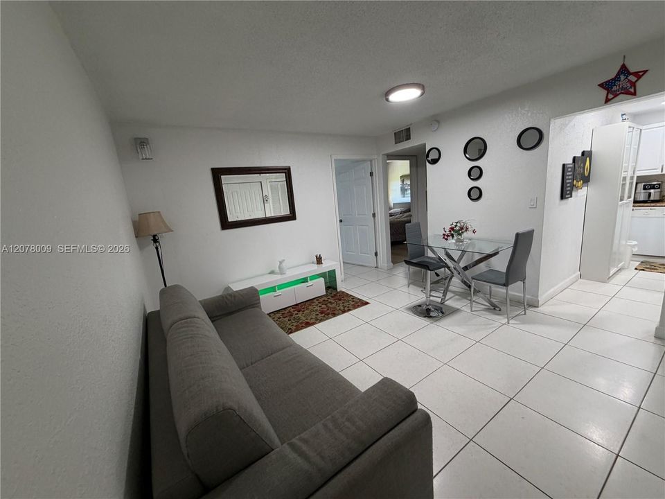 For Rent: $2,200 (2 beds, 1 baths, 660 Square Feet)