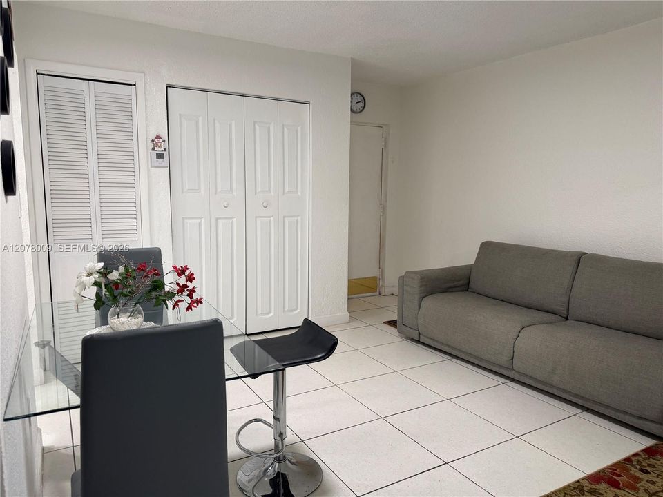 For Rent: $2,200 (2 beds, 1 baths, 660 Square Feet)