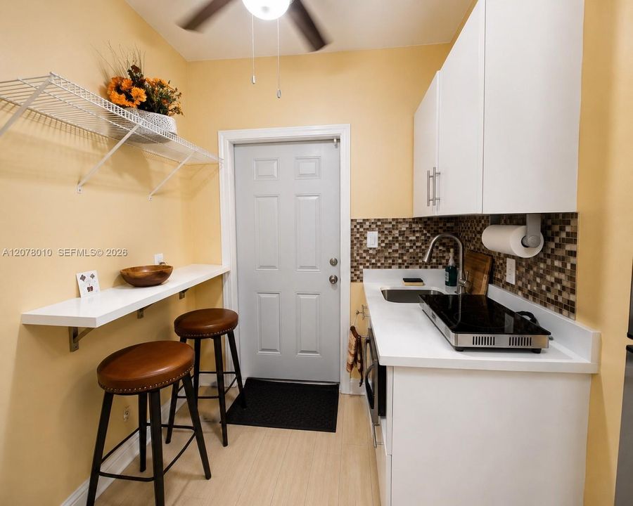 For Rent: $1,450 (1 beds, 1 baths, 1687 Square Feet)