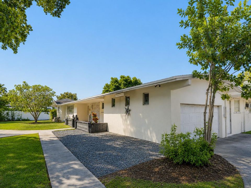 For Sale: $2,200,000 (3 beds, 2 baths, 3440 Square Feet)