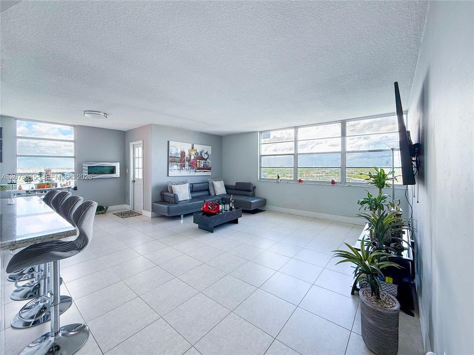 For Sale: $235,000 (2 beds, 2 baths, 1140 Square Feet)