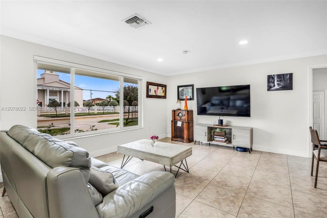 For Sale: $949,000 (3 beds, 2 baths, 1699 Square Feet)