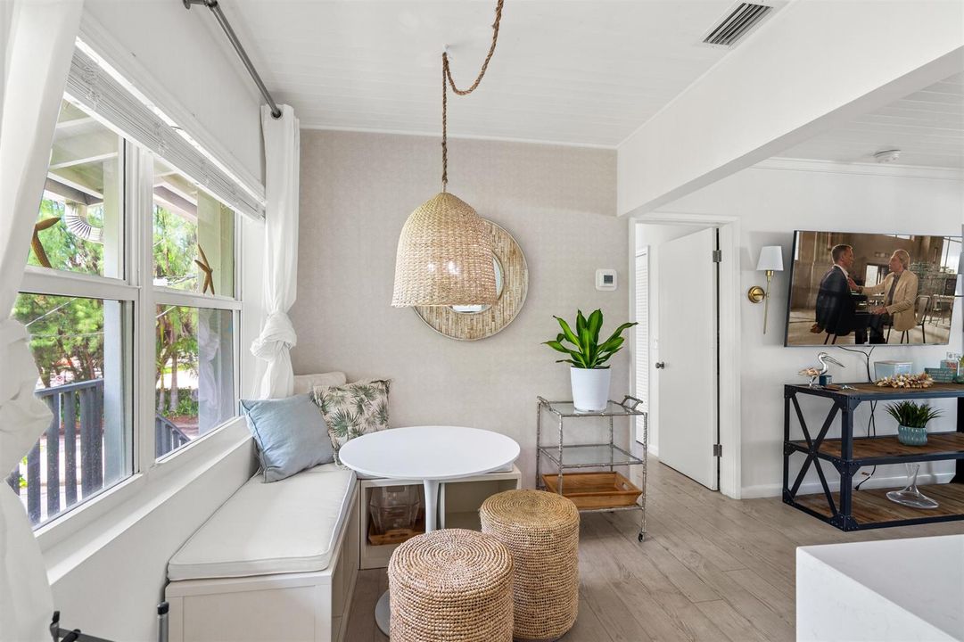 BREAKFAST_NOOK_ANGLE_DT