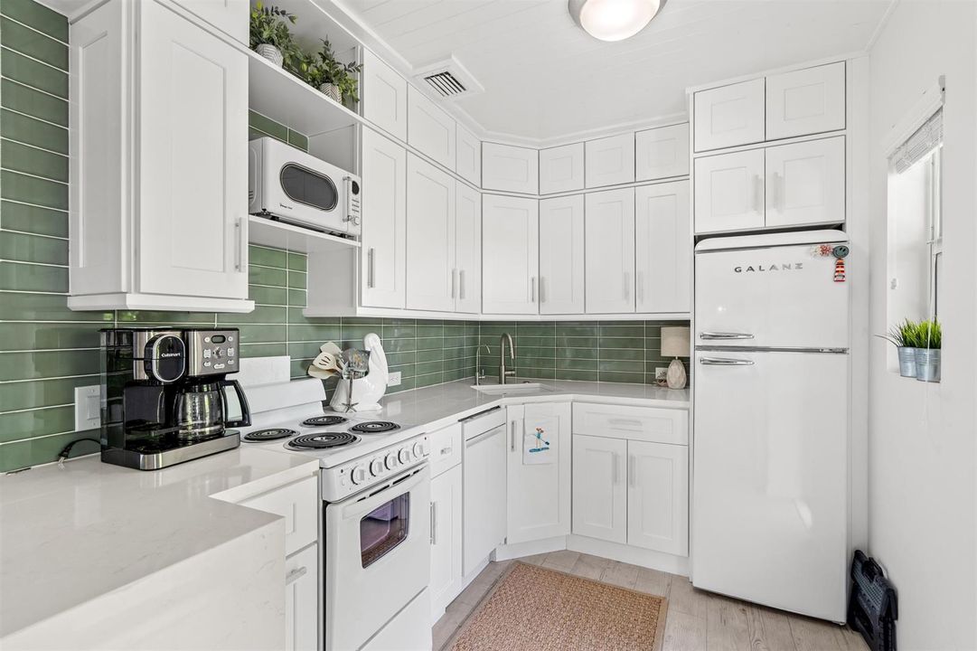 KITCHEN_LOOKING_IN_DT