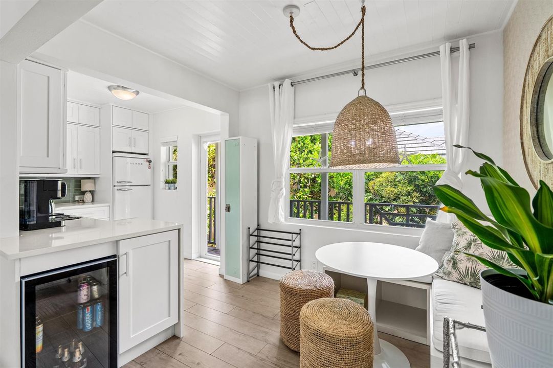 BREAKFAST_NOOK_TO_KITCHEN_DT