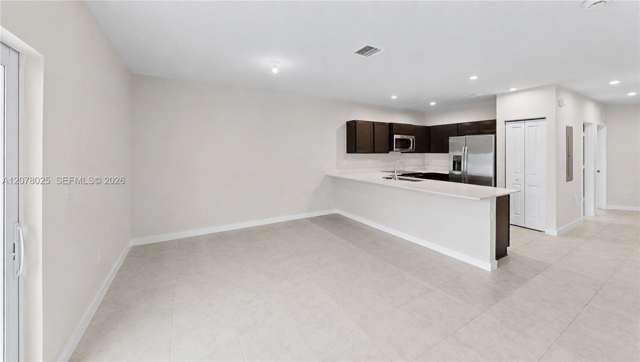 For Sale: $340,000 (3 beds, 3 baths, 1425 Square Feet)
